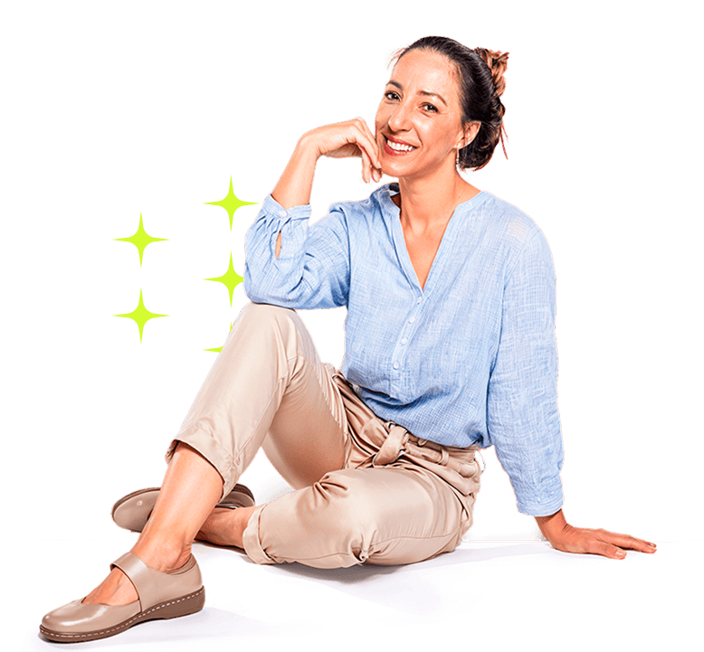 Mulher madura sorrindo, em referência ao climatério.